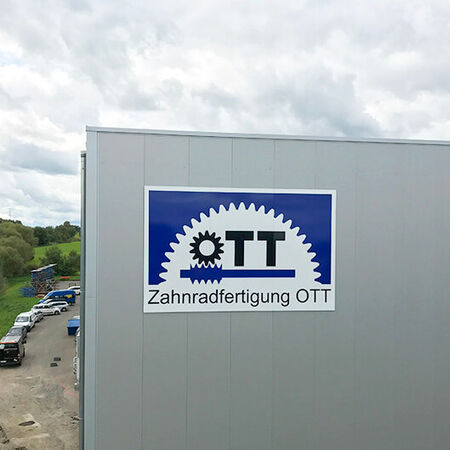 Fassadenbeschilderung - Firmenschild. Produziert von Hoffmann Werbetechnik aus Tuebingen.